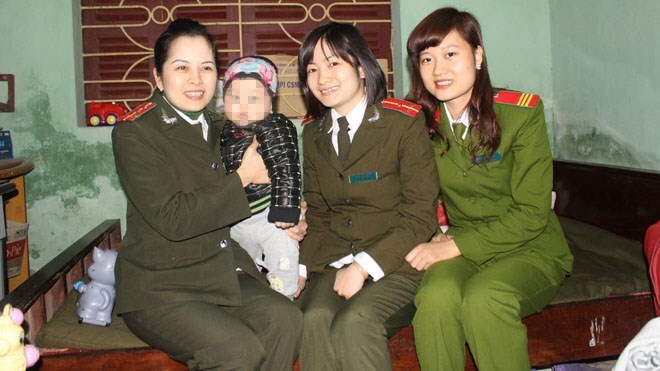 Bỏ bé 8 tháng vào tay nữ bị cáo trước giờ nghị án rồi biến mất