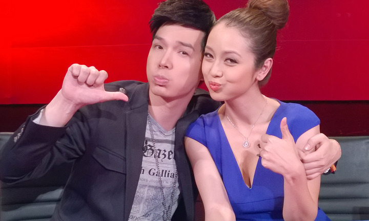 Nathan Lee hớn hở khoác vai Trấn Thành, ôm eo Jennifer Phạm