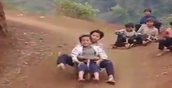 Đọ “vua tốc độ” đầy mạo hiểm của trẻ em vùng cao