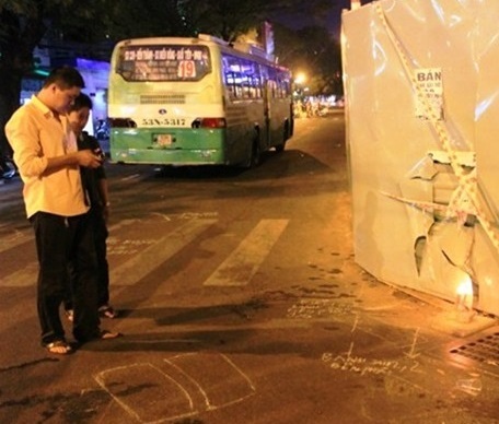 Bị xe buýt kẹp chết đứng trên đường đi thể dục