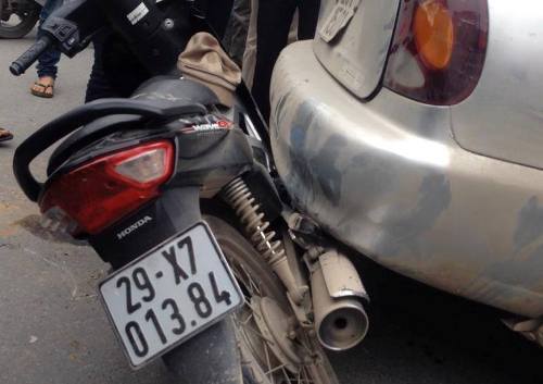 Hàng chục người giải cứu cô gái mắc kẹt dưới gầm ô tô