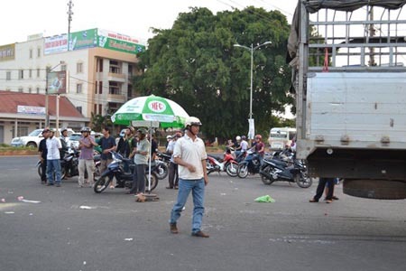 Va chạm với xe tải, 5 người thương vong