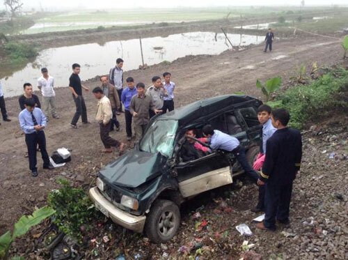 Tàu hỏa đâm ô tô 7 chỗ, 2 người nguy kịch