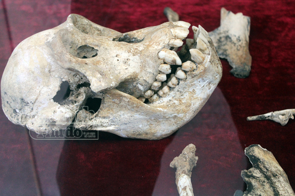 Phát hiện bộ xương khổng lồ trong hang núi Sáng