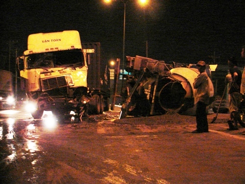 Container húc xe bồn lật ngang, 2 người trọng thương