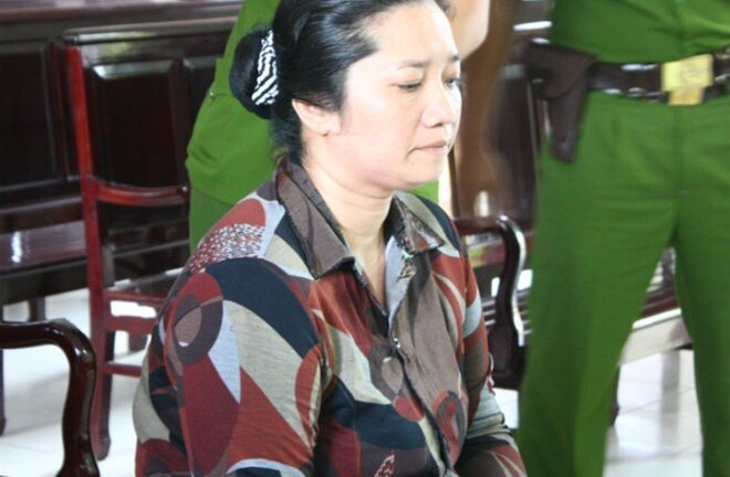 Vợ bí thư xã giết người để xù nợ lạnh lùng trước tòa