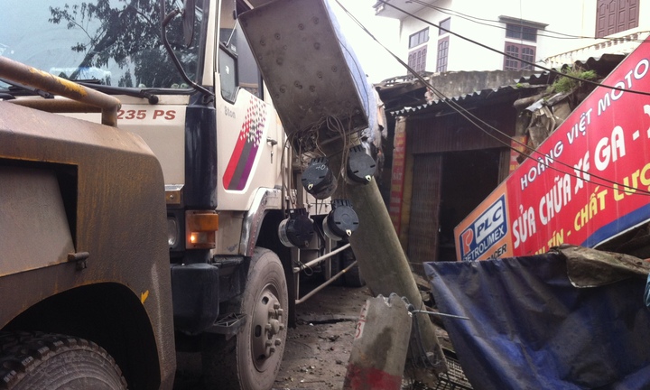 Xe tải mất phanh cán nát xe máy, tông đổ nhà dân