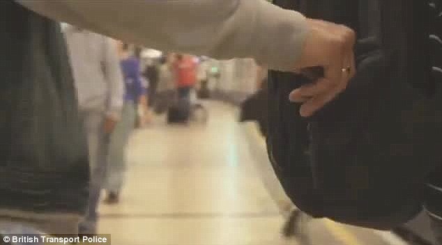 “Bóc mẽ” 13 thủ thuật của những kẻ gian chuyên móc túi 