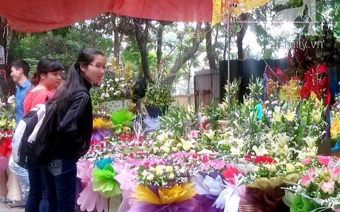  8/3: Cô giáo nhận quà rồi nhờ người bán