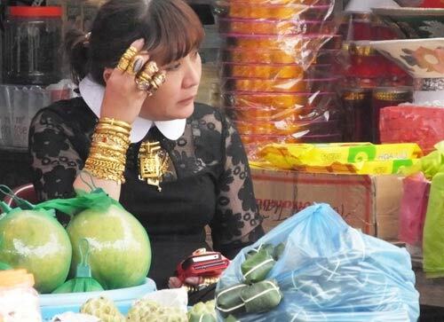 Quý cô đeo đầy vàng từng bị bạn trai lừa lấy 10 cây