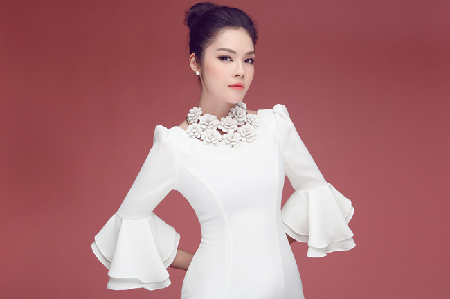 Dương Cẩm Lynh đẹp không tì vết, kiêu sa như đóa hồng