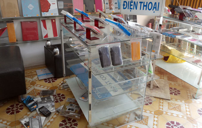 Trộm vào tiệm điện thoại lấy cả trăm triệu và... ăn yaourt