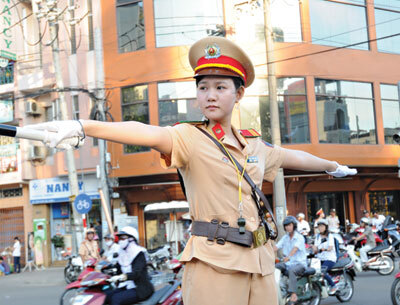 8/3 nghe nữ cảnh sát giao thông kể chuyện đứng gác