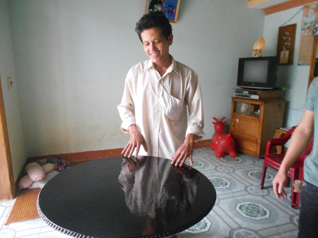 Bí truyền ngôi làng giữ chiếc bàn cổ tự xoay khi có hơi người