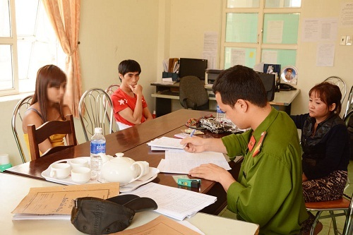 Đột nhập quán cà phê, bắt quả tang 4 đối tượng mua bán dâm