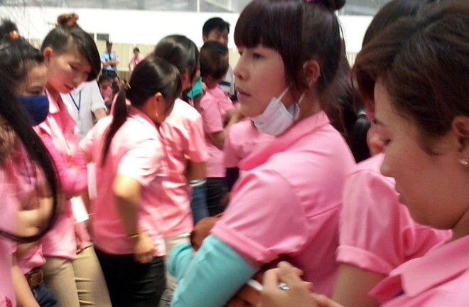 Giật mình phát hiện dòi trong suất ăn của công nhân