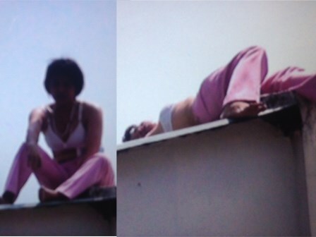 Một phụ nữ cởi áo, nằm trên nóc trụ sở công an để… ăn vạ