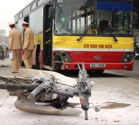Hà Nội: Đấu đầu xe buýt, xe máy bốc cháy dữ dội