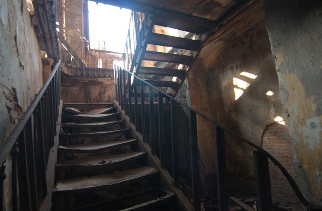 Cảnh hoang phế của thành cổ duy nhất ở Nam Bộ