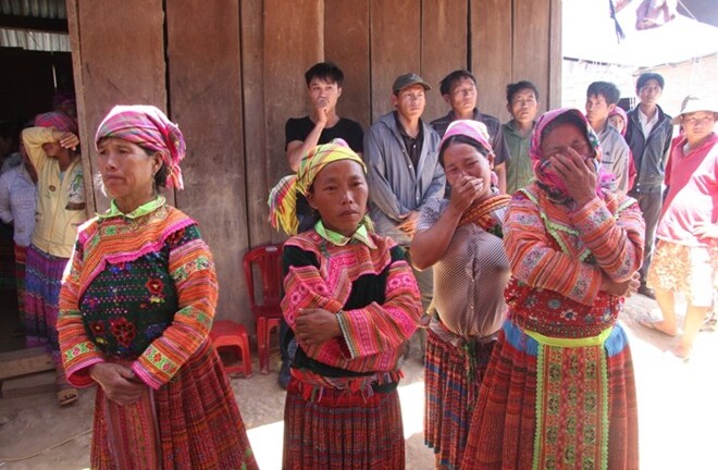 Đại tang ở nơi có 5 học sinh cùng chết vùi trong cát