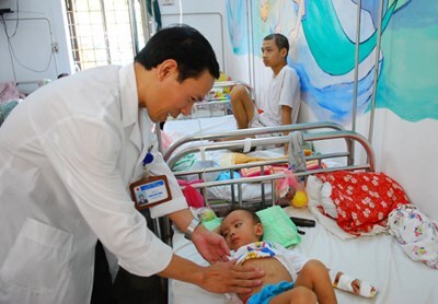 Chọc phổi, chọc bụng cứu bé trai máu cô đặc
