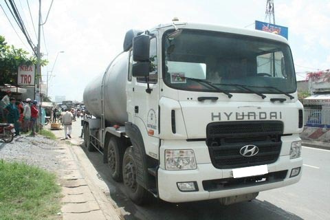 Tới lượt xe bồn diễn cảnh Fast & Furious trên xa lộ