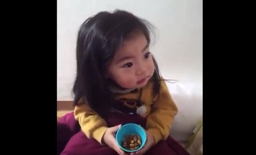 Video đáng yêu: Bé gái học “nói không với người lạ”