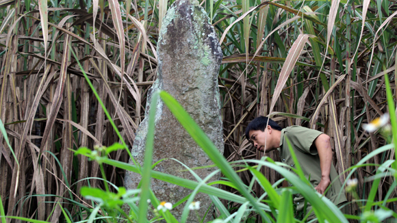 Hòa Bình: Bí ẩn ngôi mộ đá và cổ vật 12 bông hoa bằng vàng