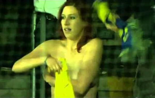 Tẩy chay trò ăn mừng cởi đồ khoe ngực của fan nữ Đan Mạch