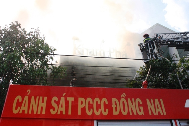 Quán bar Discovery giữa TP. Biên Hòa bốc cháy