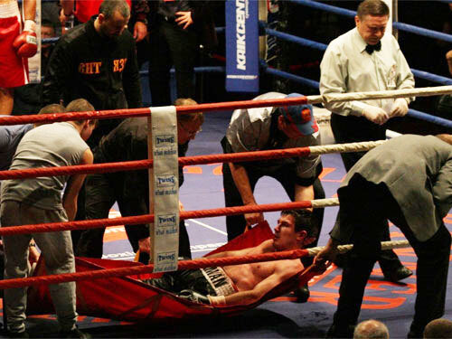 Đòn đánh cực hiểm khiến đối thủ ngã gục sau... 1 giây 