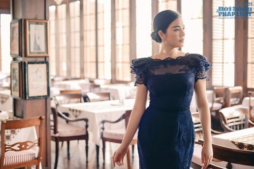 Lý Nhã Kỳ đẹp ưu tư trong ngôi nhà cổ ở Indonesia