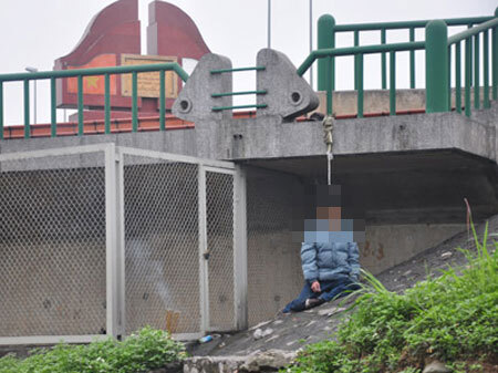 Kinh hoàng phát hiện xác chết trong tư thế treo cổ