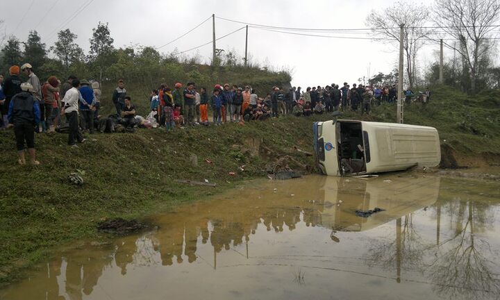 Bắc Kạn: Xe khách loạng choạng lao xuống hố sâu