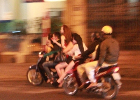 Quái xế chở ‘hàng’ phục vụ khách: Công an Hà Nội quyết xử lý