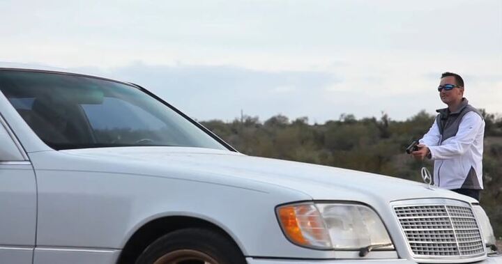 Màn “tra tấn” chiếc Mercedes 20 năm tuổi bằng súng ngắn