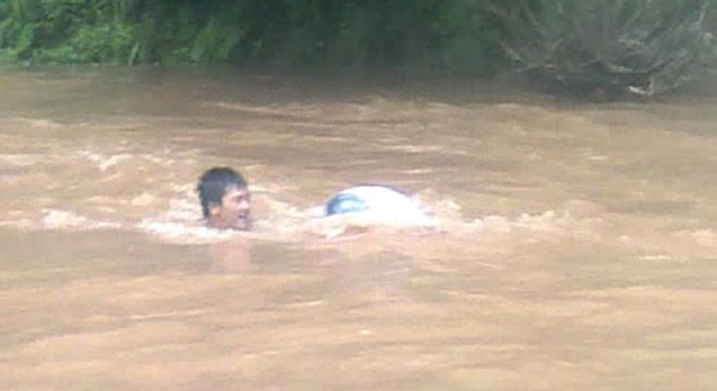 Vụ người dân chui túi nilon qua suối: 