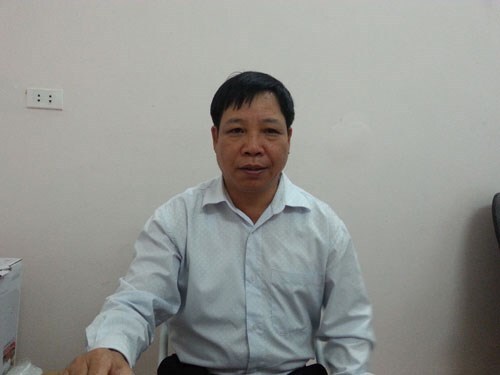 Ghen tuông bắt vợ vừa âu yếm, vừa chửi thề tình cũ