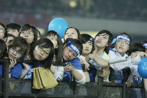 Con ơi đừng khóc vì các thần tượng K-pop nữa!