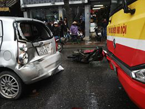 Xe buýt gây tai nạn liên hoàn, 1 người nhập viện