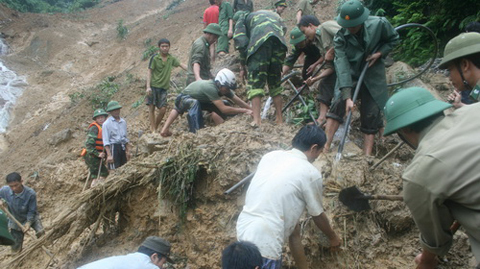 Tìm thấy xác 2 phu vàng bị vùi lấp sau 2 tháng