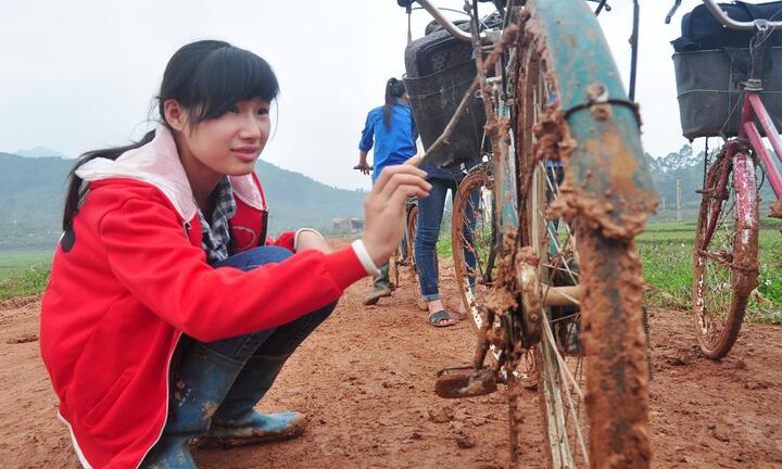 Nơi học sinh đi ủng đến trường