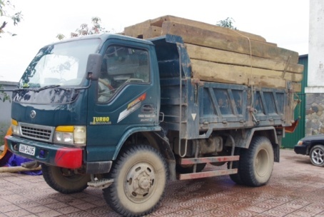 Hà Tĩnh: Bắt một xe tải chở gần 7m3 gỗ lậu