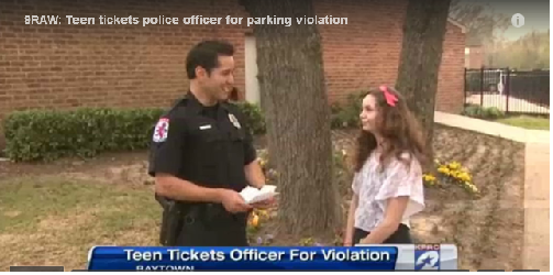 Thiếu nữ Mỹ được thưởng vì phạt cảnh sát đỗ xe ẩu