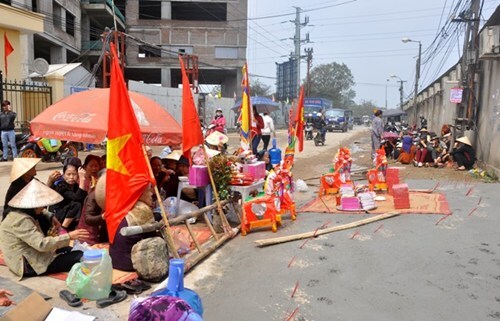 Hà Nội: Hàng trăm người dân quỳ lạy trước cổng ủy ban xã