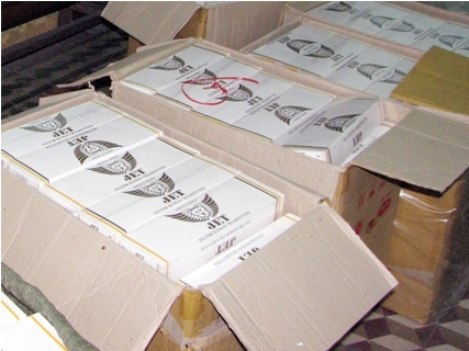 Bắt quả tang xe ô tô “đồng hành” cùng 2.700 gói thuốc lá lậu