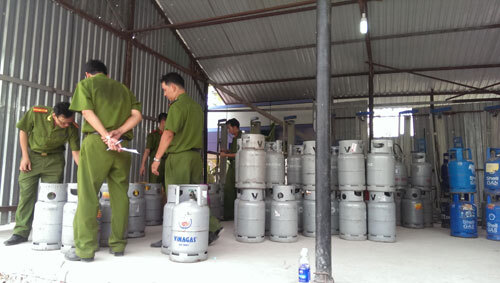 TP.HCM: Phát hiện vụ chiết nạp gas lậu lớn