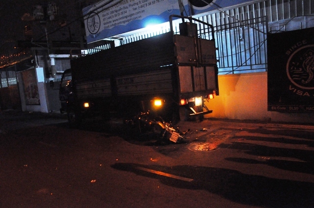 Tông vào đuôi xe tải, người đàn ông tử nạn trong đêm