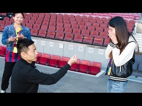 Màn cầu hôn sướt mướt của CĐV Trung Quốc trên sân Nou Camp