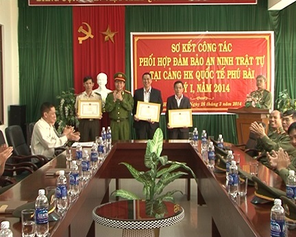 Huế: Ba cán bộ hàng không được trao thưởng đột xuất